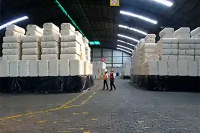 Fardos de algodão em estoque